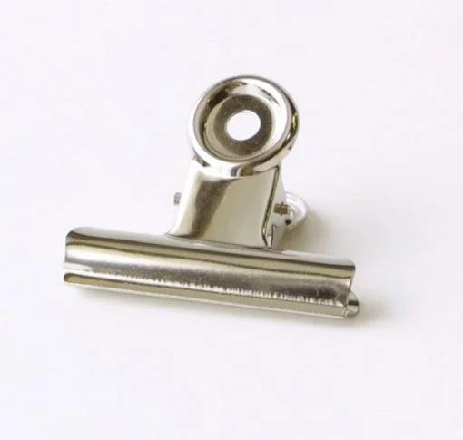 Metallinen paperipuristin
